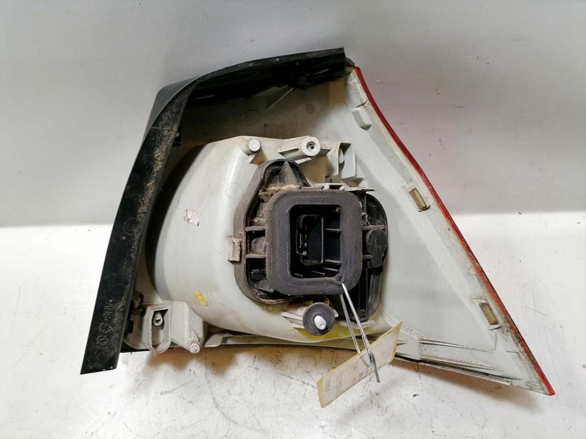 VW Golf V original Rücklicht Rückleuchte außen links Fließheck BJ04